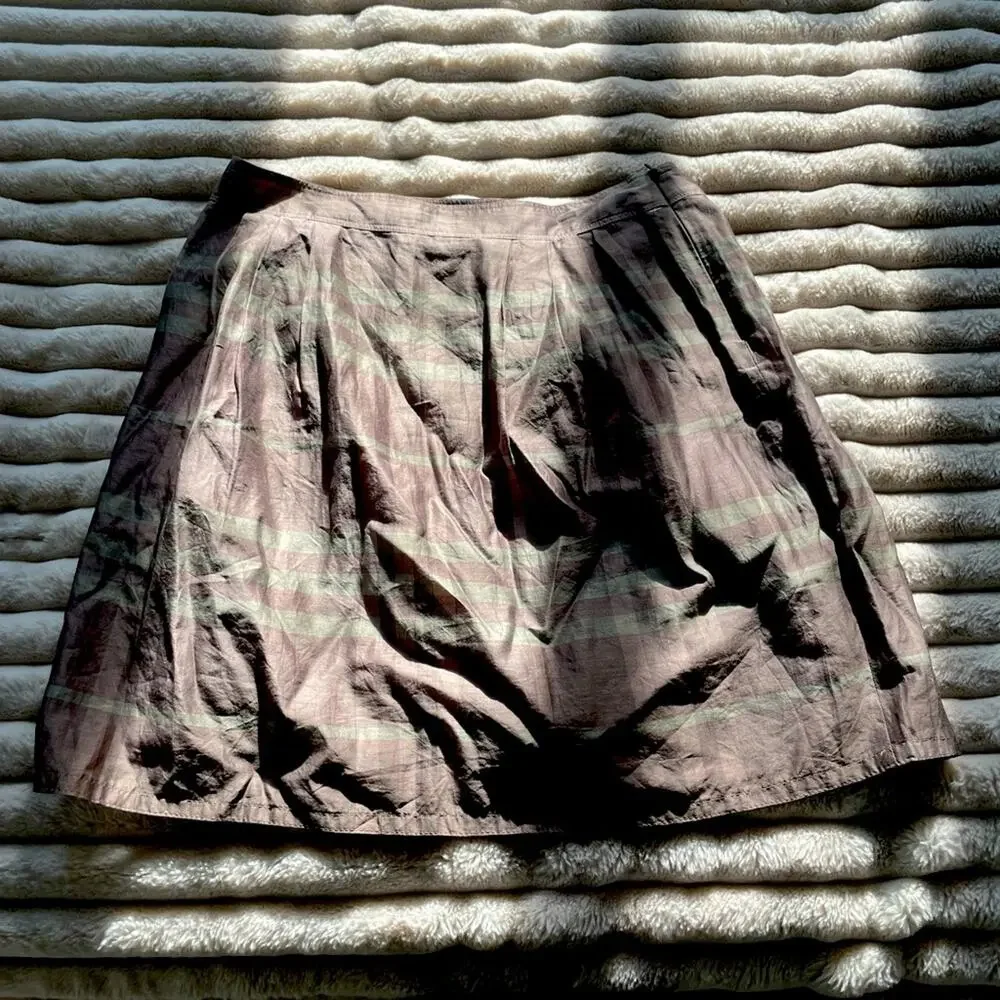 New w/out tags. Authentic Burberry mid-line skirt. Silk and cotton. Signature. - Picture 4 of 8